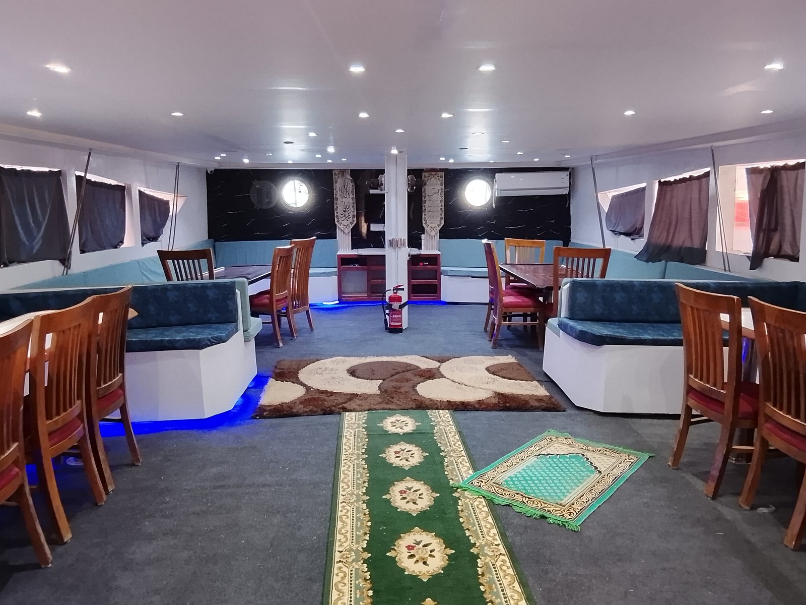 Saloon lounge aboard SY Mermaid